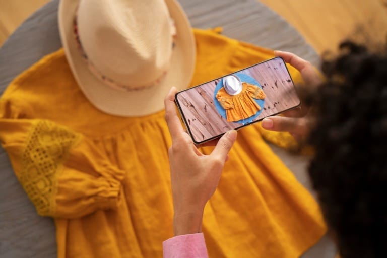 instagramda satış yapmak için fotoğraf çeken kadın görseli instagram sosyal medya görseli