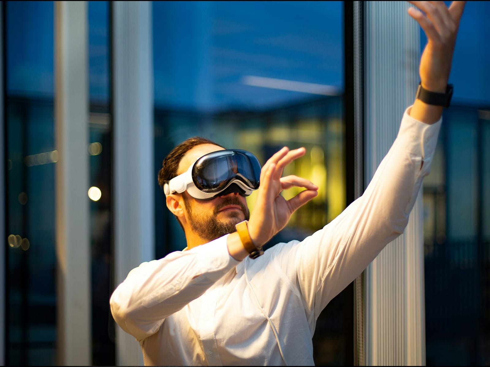 apple vision pro kullanan kullanıcı görseli