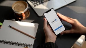 linkedin’in tiktok ve instagram benzeri dikey video özelliğini test ettiğini anlatan görsel instagram sosyal medya görseli
