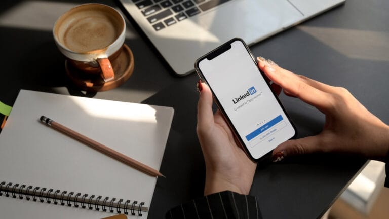 linkedin’in tiktok ve instagram benzeri dikey video özelliğini test ettiğini anlatan görsel instagram sosyal medya görseli